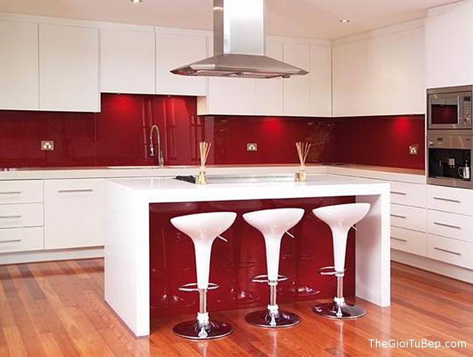 Red-Splashback-with-barstools-